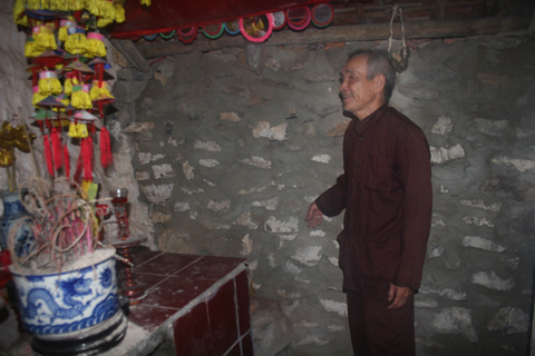 Ông[-]Phong[-]chỉ[-]vào[-]vị[-]trí[-]trước[-]đây[-]nằm[-]“chữa[-]bệnh”.